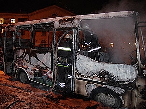 От маршрутного автобуса остался только железный каркас. Фото с сайта kp.ua