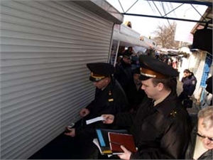 Власти города уже несколько раз пытались выгнать продавцов с рынка на улице Козлова. Фото пресс-службы ГУ МЧС Украины в АРК.
