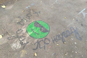 Коронный выпуск: школьники нарисовали креативные граффити (фото) фото